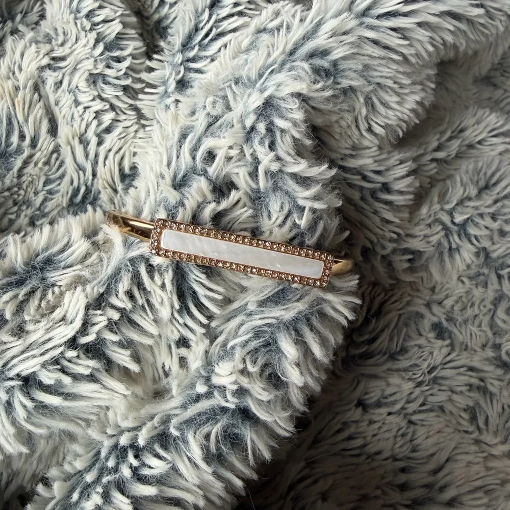 Elegant Gold and White Bracelet - Picture 2 of 2